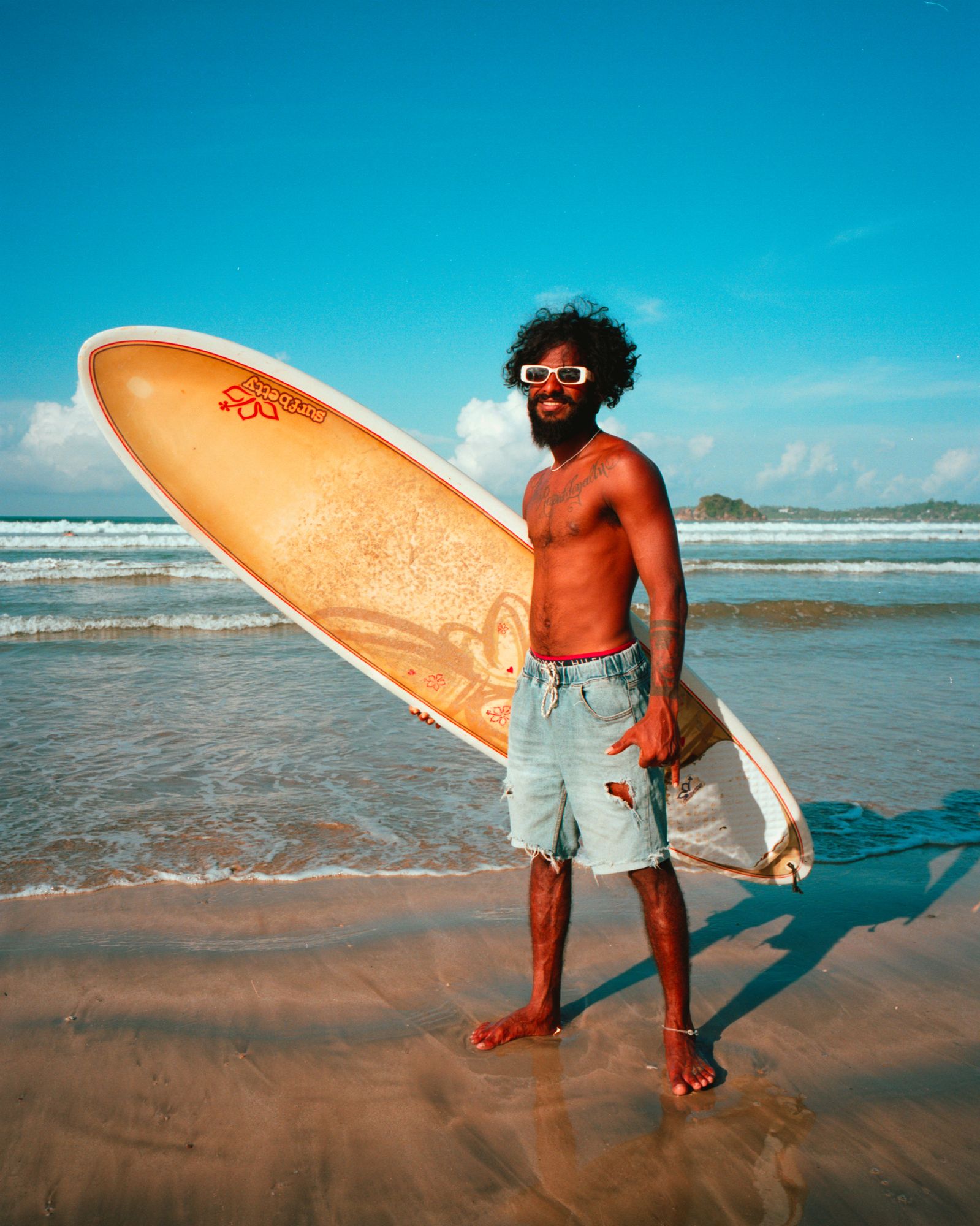 Surfer with board on beach — Sri Lanka